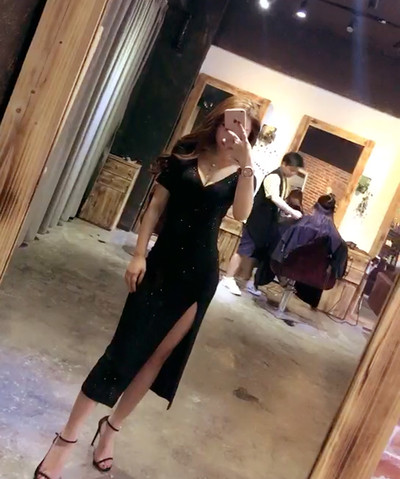 Κομψό  γυναικέιο φόρεμα  με μακρύ μανίκι και με ντεκολτέ σε σχήμα V με σχισμή σε μαύρο χρώμα