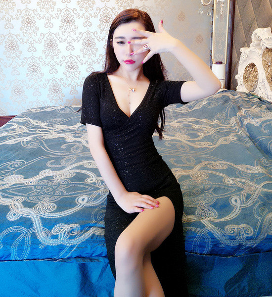 Κομψό  γυναικέιο φόρεμα  με μακρύ μανίκι και με ντεκολτέ σε σχήμα V με σχισμή σε μαύρο χρώμα