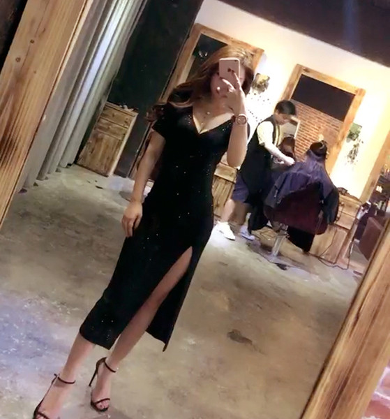 Κομψό  γυναικέιο φόρεμα  με μακρύ μανίκι και με ντεκολτέ σε σχήμα V με σχισμή σε μαύρο χρώμα