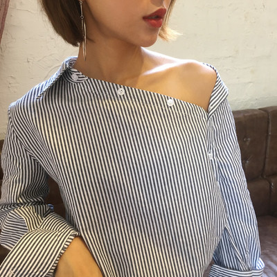 Női ing, világos színű oldalsó rögzítéssel