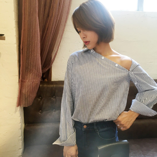 Női ing, világos színű oldalsó rögzítéssel