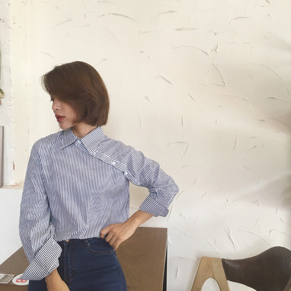 Női ing, világos színű oldalsó rögzítéssel