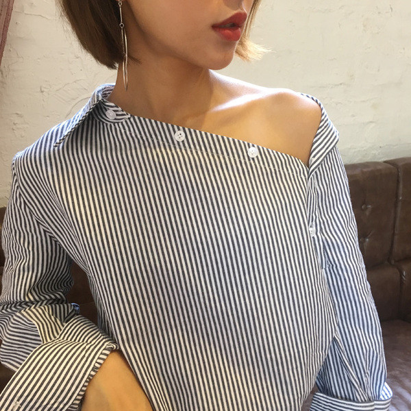 Női ing, világos színű oldalsó rögzítéssel