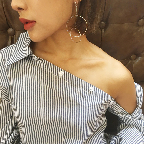 Női ing, világos színű oldalsó rögzítéssel