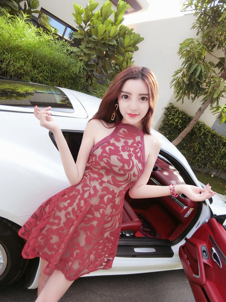 Stílusos, piros csipkével vágott női ruha