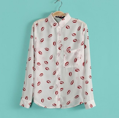 Γυναικείο πουκάμισο σε μαύρο και άσπρο με έγχρωμη εκτύπωση και απομίμηση τσέπης