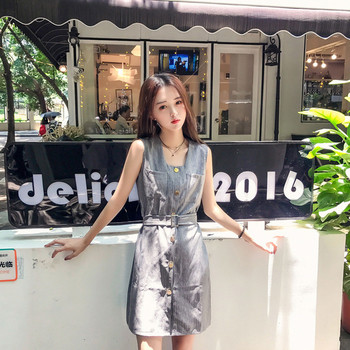 Stílusos női ruha gombokkal és övdíszítéssel