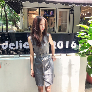 Stílusos női ruha gombokkal és övdíszítéssel