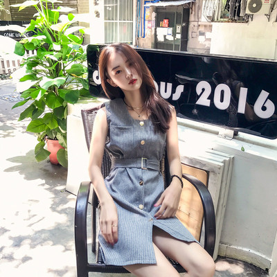 Stílusos női ruha gombokkal és övdíszítéssel