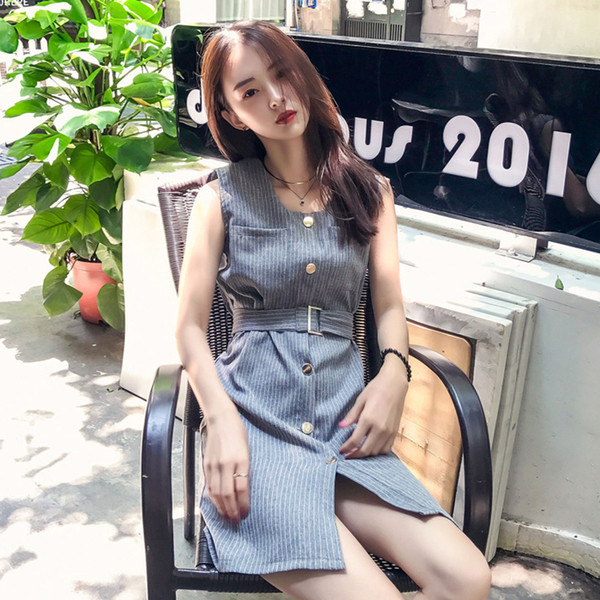 Stílusos női ruha gombokkal és övdíszítéssel