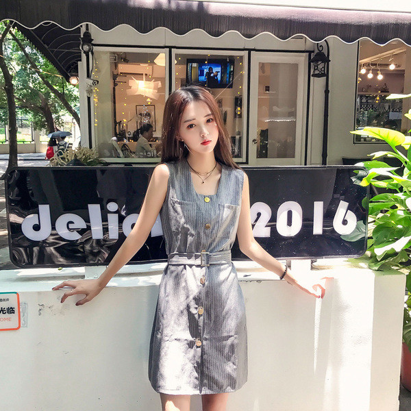 Stílusos női ruha gombokkal és övdíszítéssel