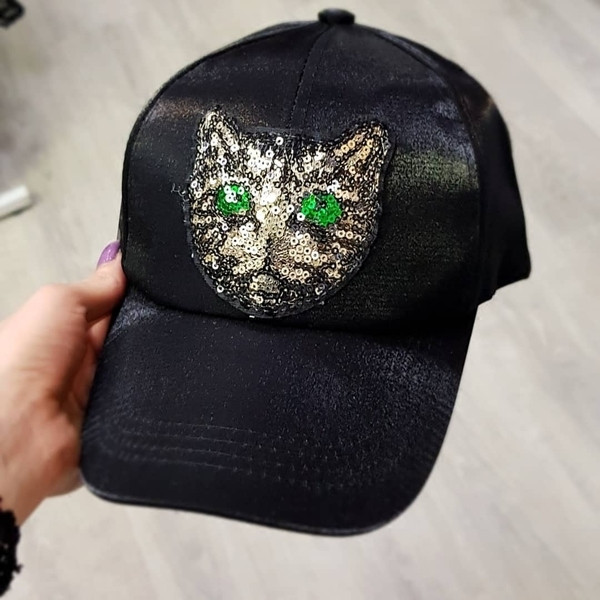 Sport-alkalmi női sapka különböző színekben, flitteres rátéttel