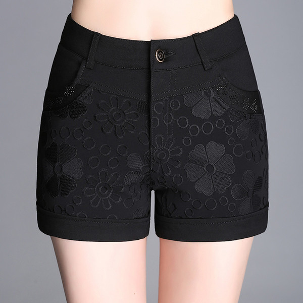 Fekete női rövidnadrág virágos hímzéssel