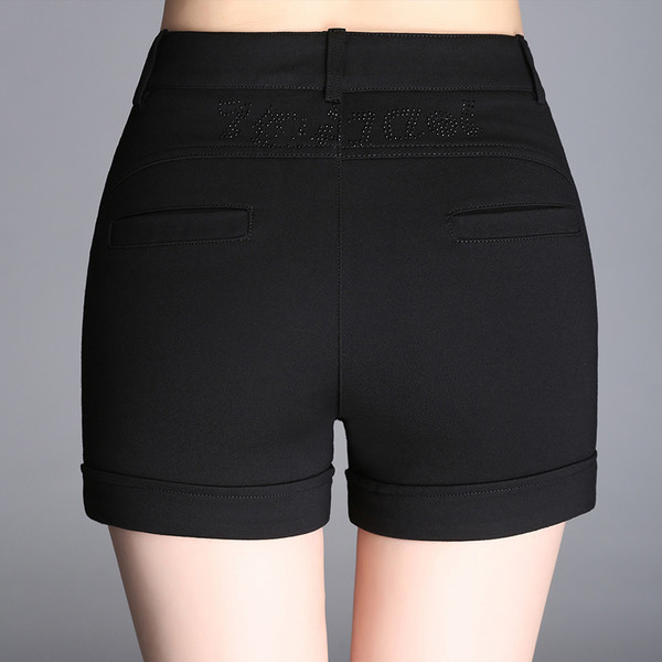 Fekete női rövidnadrág virágos hímzéssel