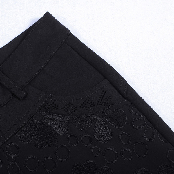 Fekete női rövidnadrág virágos hímzéssel