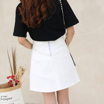 Extravagáns női szoknya aszimmetrikus hosszúsággal