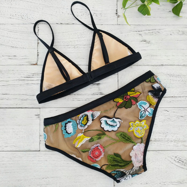 Stílusos női fürdőruha két részből, hímzéssel