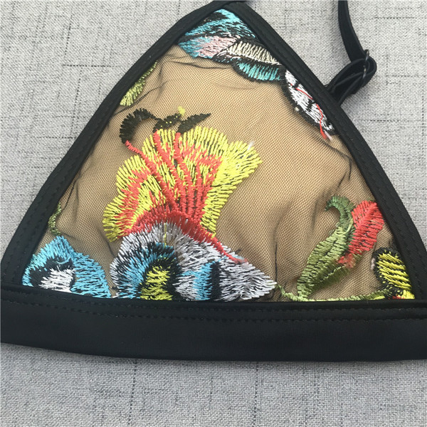 Stílusos női fürdőruha két részből, hímzéssel