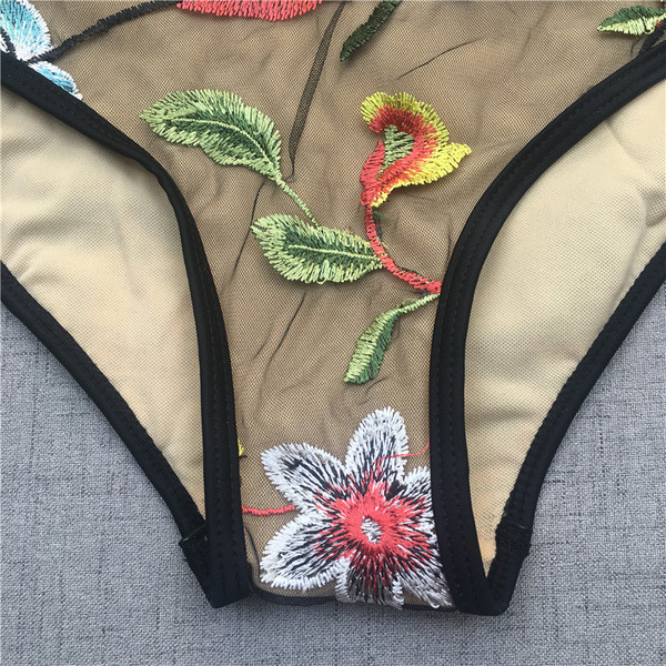 Stílusos női fürdőruha két részből, hímzéssel