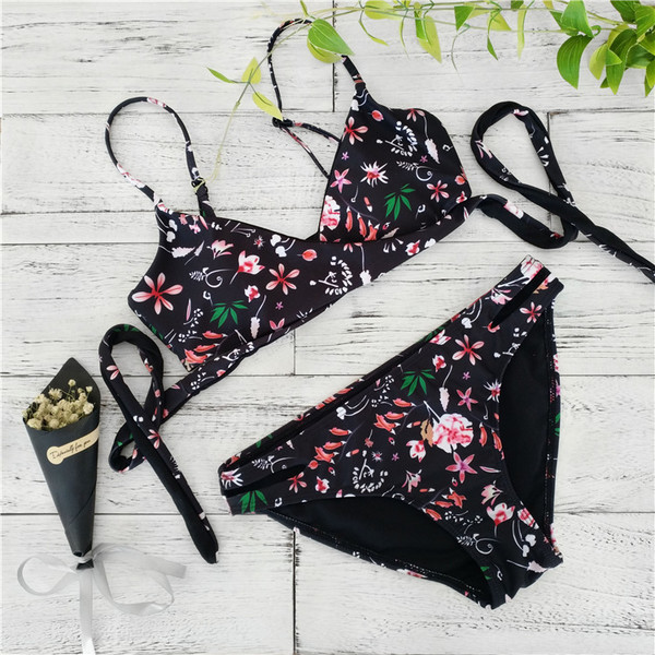 Kétrészes női fürdőruha fekete színben virágos motívummal