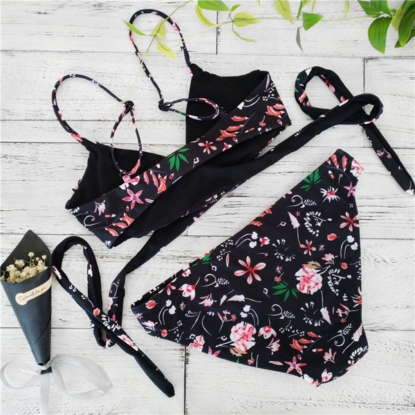Kétrészes női fürdőruha fekete színben virágos motívummal
