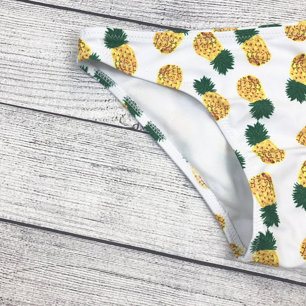 Friss, kétrészes női fürdőruha fehér színben, mintával