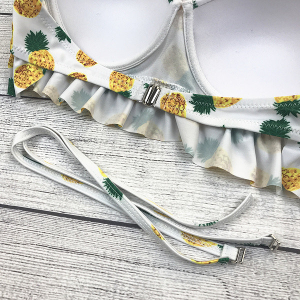 Friss, kétrészes női fürdőruha fehér színben, mintával