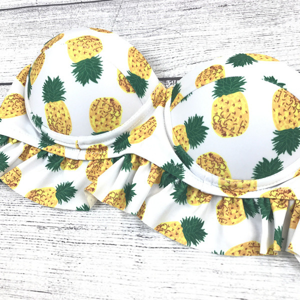 Friss, kétrészes női fürdőruha fehér színben, mintával