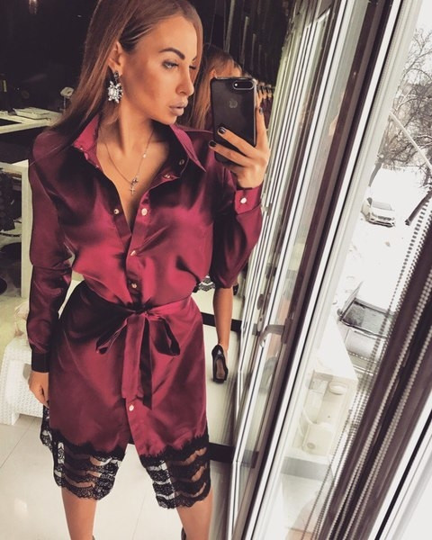 Női hosszú ing több színben, alján csipkével