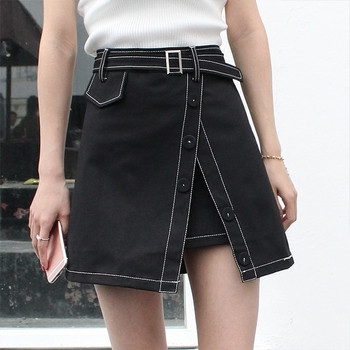 Stílusos női szoknya magas derékkal, fehér és fekete díszgombokkal