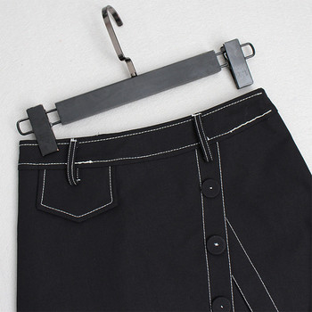 Stílusos női szoknya magas derékkal, fehér és fekete díszgombokkal