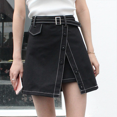 Stílusos női szoknya magas derékkal, fehér és fekete díszgombokkal