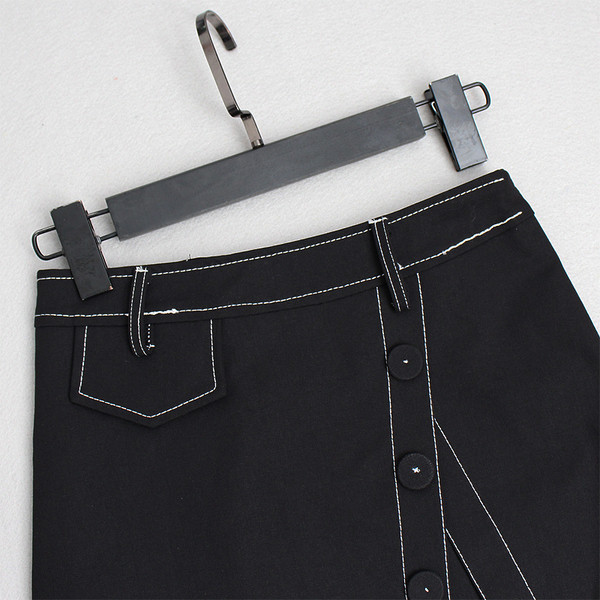 Stílusos női szoknya magas derékkal, fehér és fekete díszgombokkal