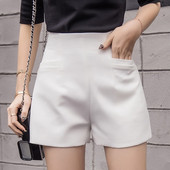 Stílusos női, magas derekú rövidnadrág egyenes zsebekkel, három színben