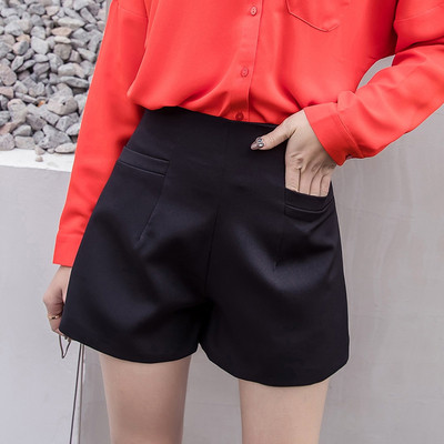 Stílusos női, magas derekú rövidnadrág egyenes zsebekkel, három színben