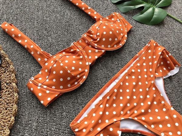 Két részből álló, pöttyös női fürdőruha