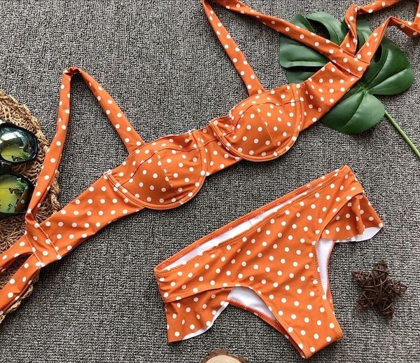 Két részből álló, pöttyös női fürdőruha