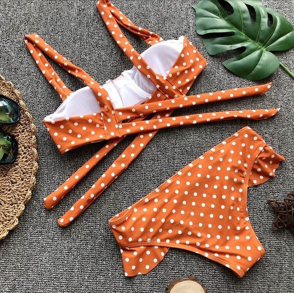 Két részből álló, pöttyös női fürdőruha