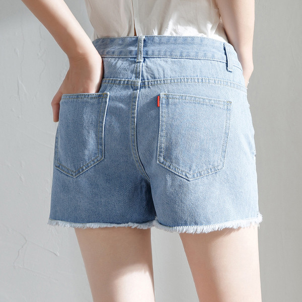 Női farmer rövidnadrág magas derékkal és virághímzéssel