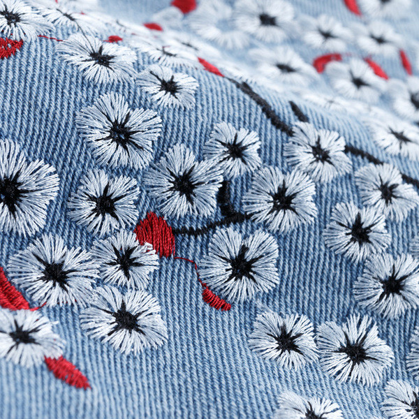 Női farmer rövidnadrág magas derékkal és virághímzéssel