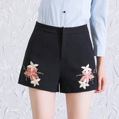 Stílusos női fekete rövidnadrág virágos hímzéssel