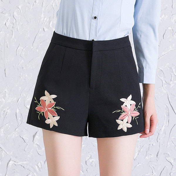 Stílusos női fekete rövidnadrág virágos hímzéssel