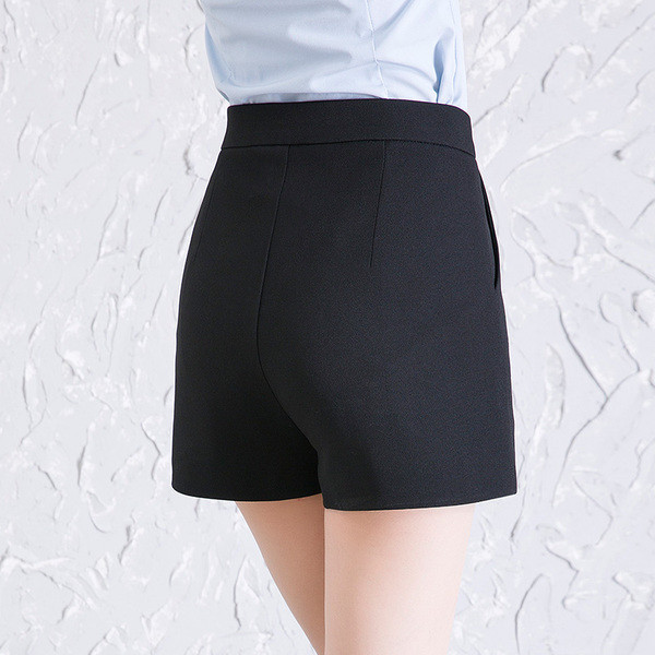 Stílusos női fekete rövidnadrág virágos hímzéssel