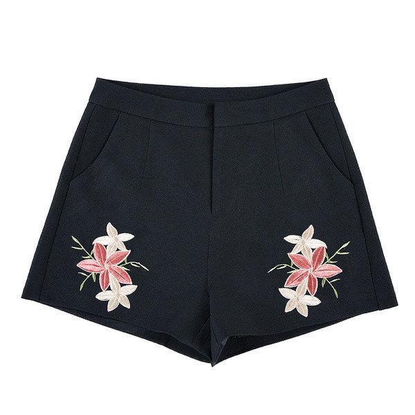 Stílusos női fekete rövidnadrág virágos hímzéssel