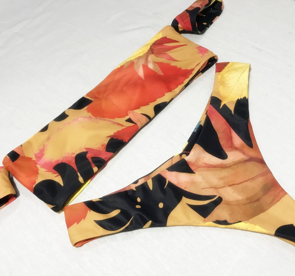 Színes, két részből álló, rövid ujjú női fürdőruha