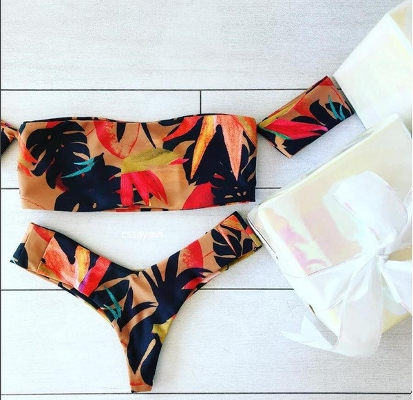 Színes, két részből álló, rövid ujjú női fürdőruha