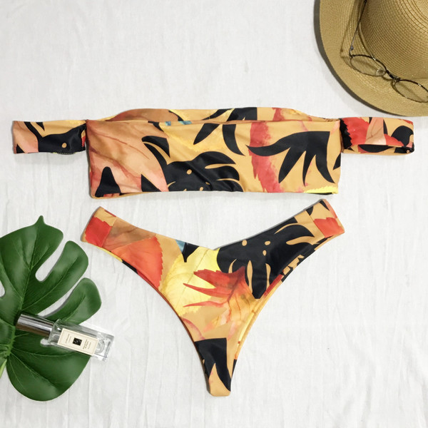 Színes, két részből álló, rövid ujjú női fürdőruha