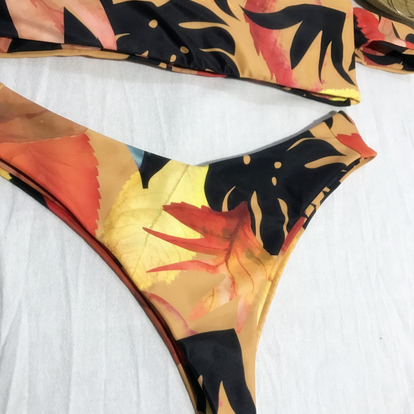 Színes, két részből álló, rövid ujjú női fürdőruha