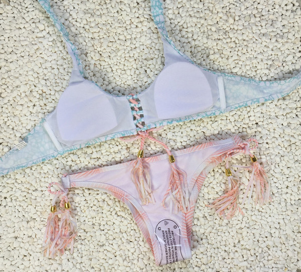 Lezser, kétrészes női fürdőruha kék és rózsaszín hordóval, mintával és bojttal