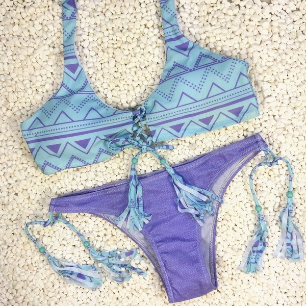 Lezser, kétrészes női fürdőruha kék és rózsaszín hordóval, mintával és bojttal